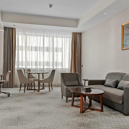 Holiday Suites Al Azizia Mekka Eksteriør billede A room at the hotel