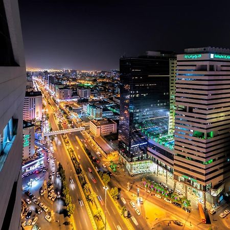 Holiday Suites Al Azizia Mekka Eksteriør billede The city of Karachi at night.