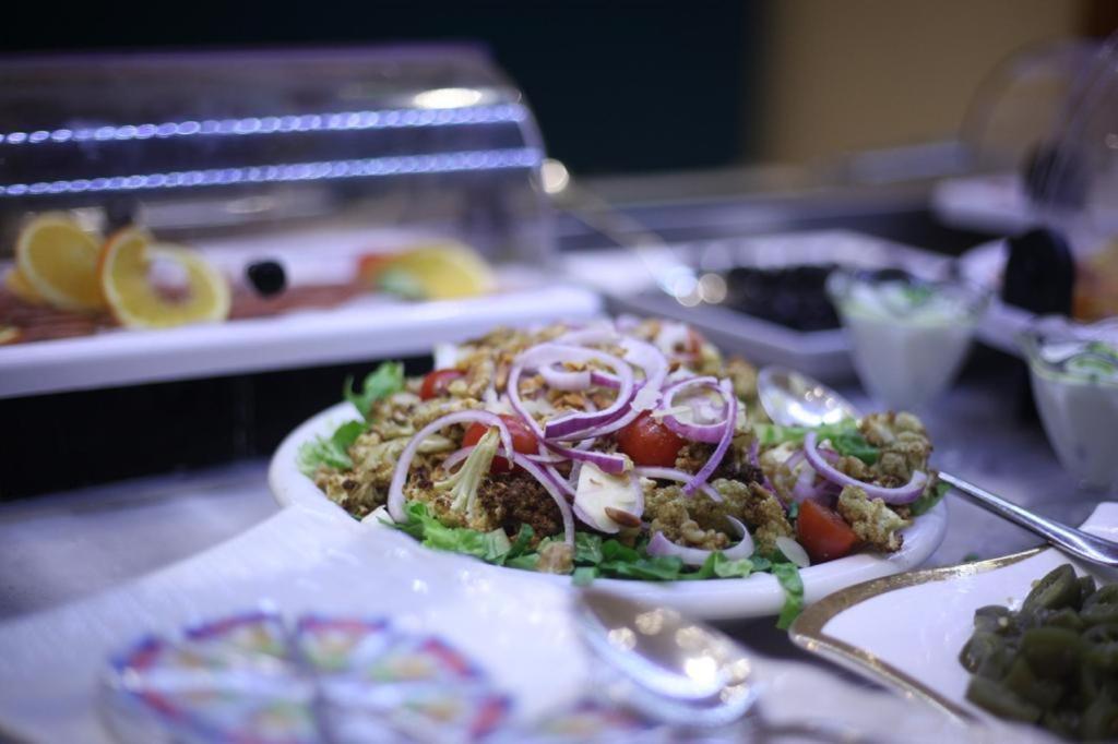 Holiday Suites Al Azizia Mekka Eksteriør billede A plate of tabouleh salad