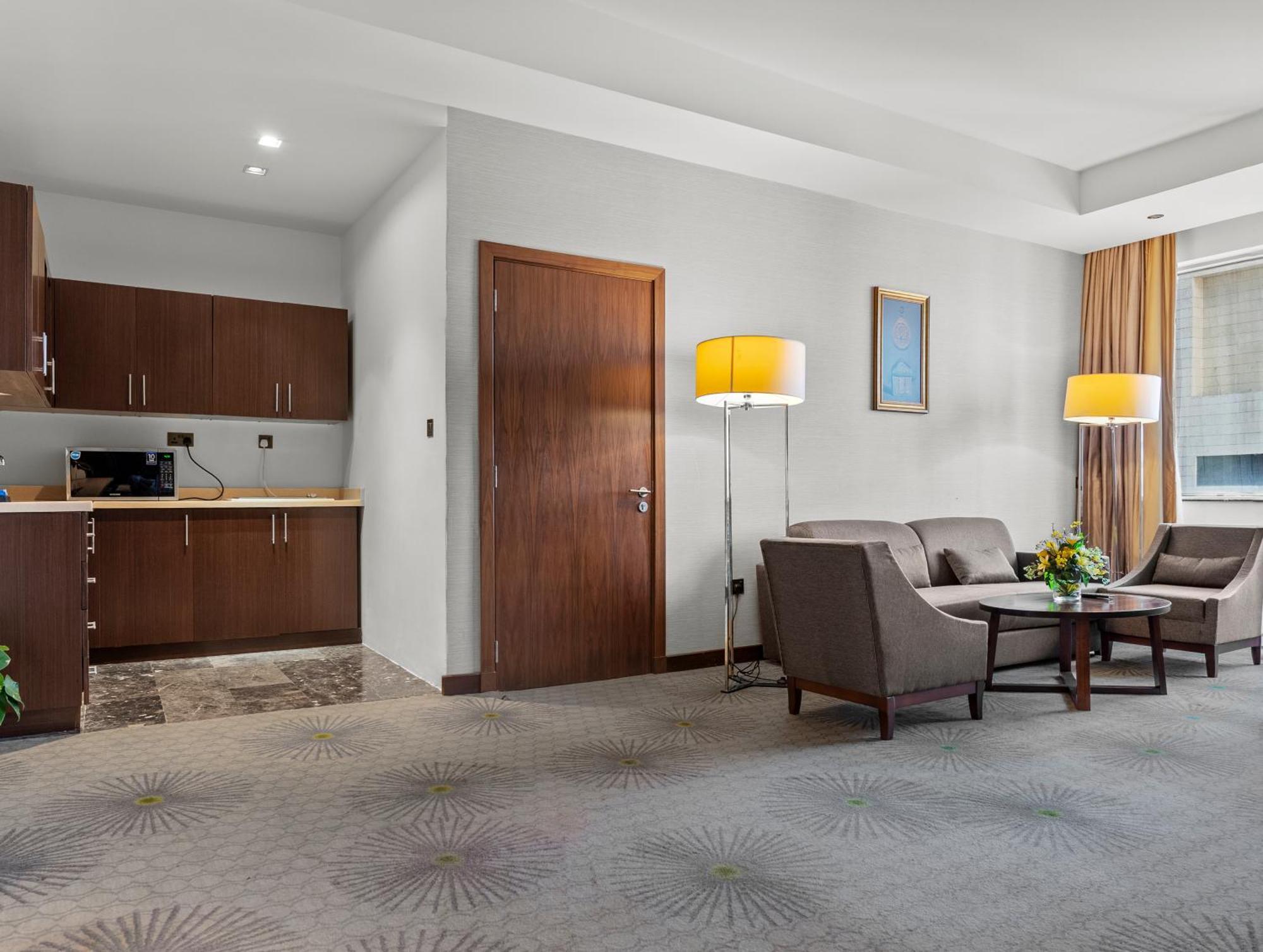Holiday Suites Al Azizia Mekka Eksteriør billede A room at the hotel
