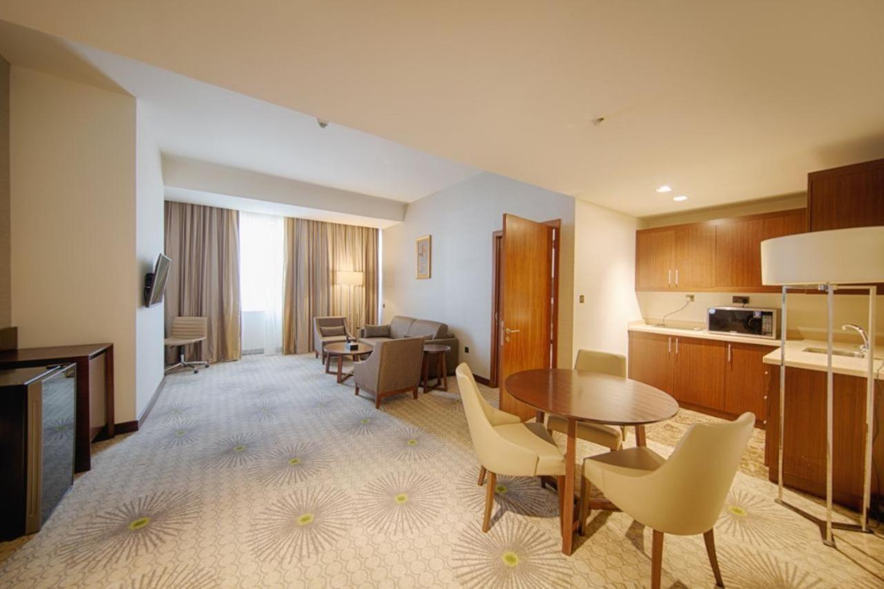 Holiday Suites Al Azizia Mekka Eksteriør billede A room at the hotel