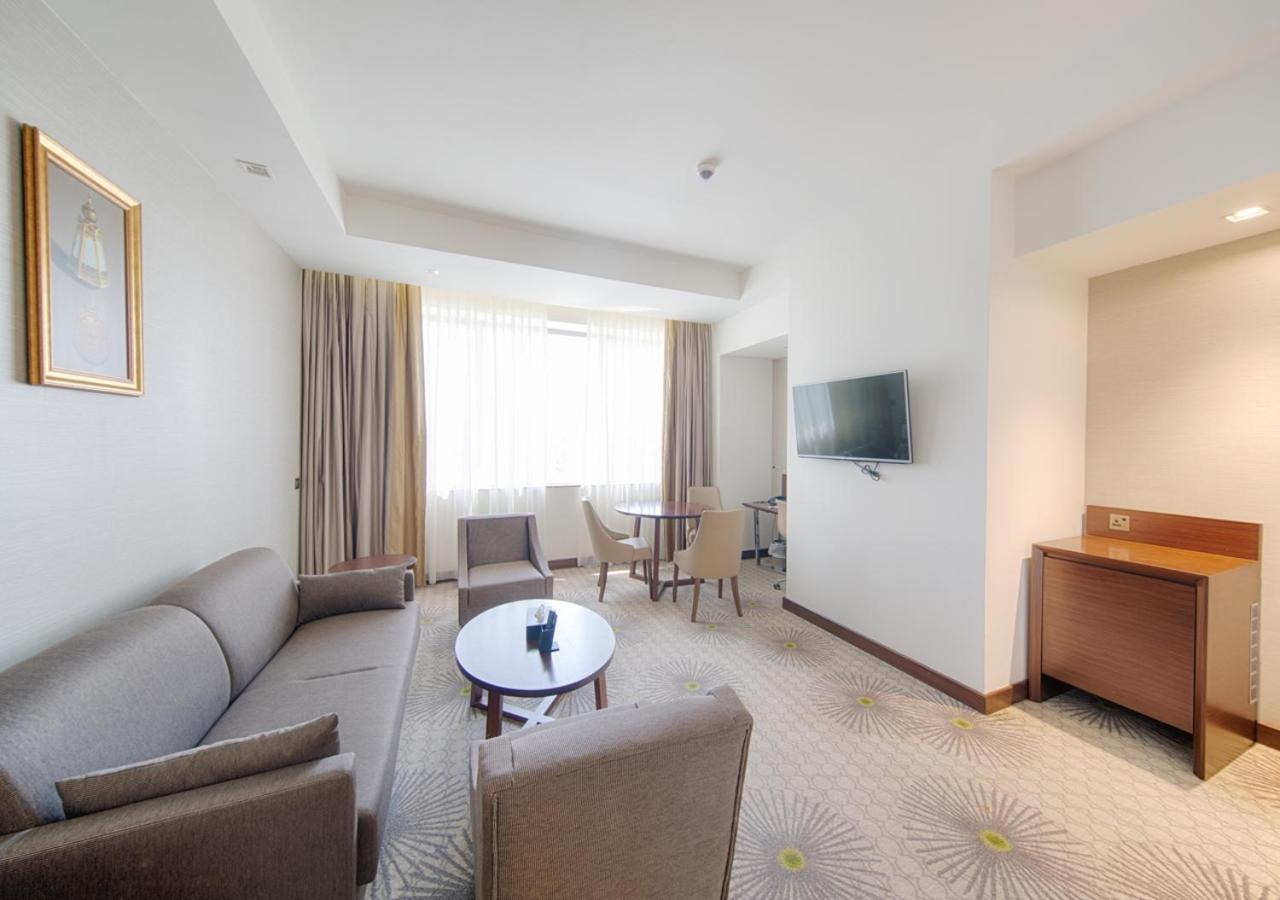 Holiday Suites Al Azizia Mekka Eksteriør billede A room at the hotel