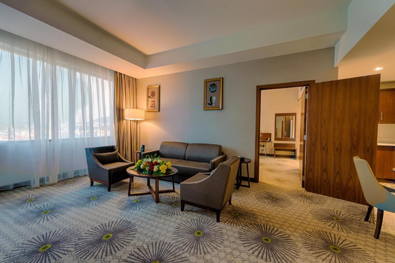 Holiday Suites Al Azizia Mekka Eksteriør billede A room at the hotel