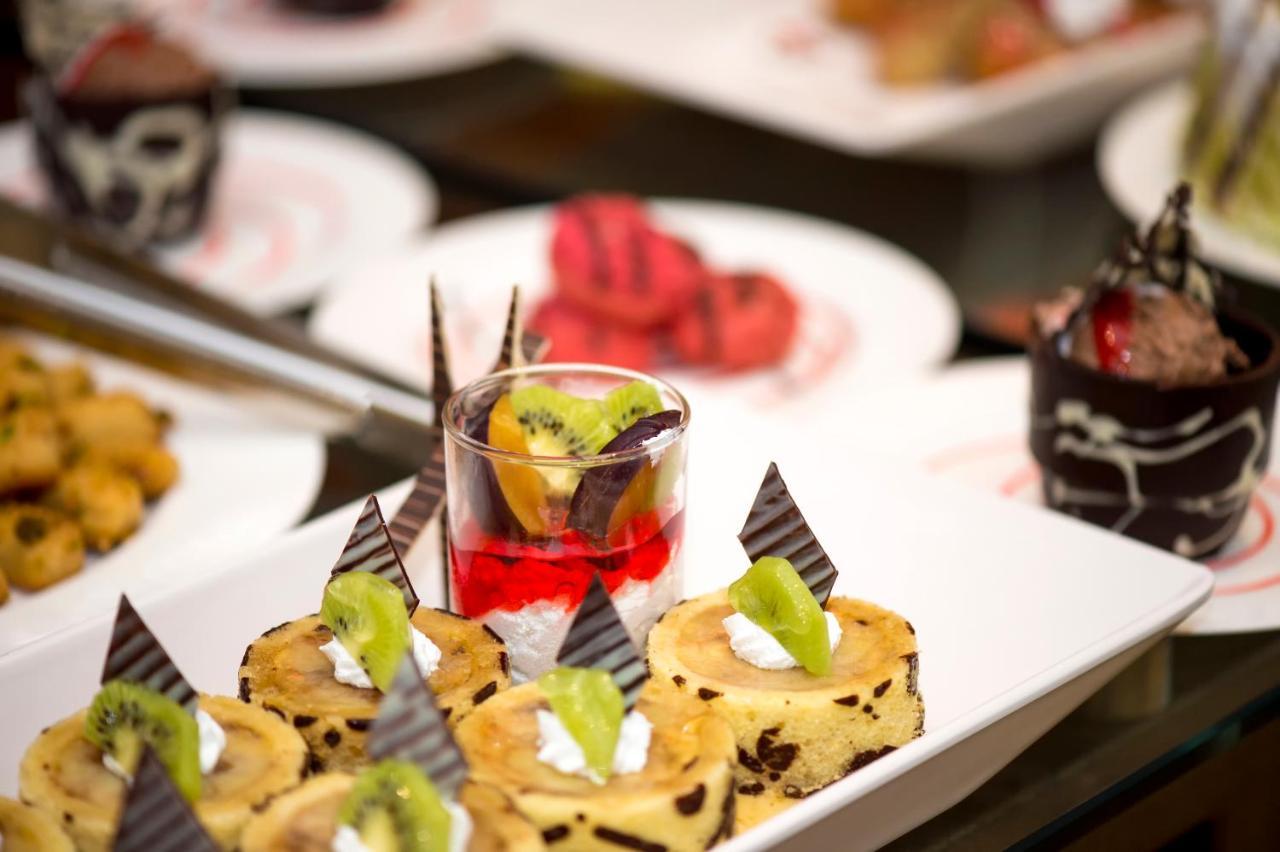 Holiday Suites Al Azizia Mekka Eksteriør billede A buffet at a luxury hotel