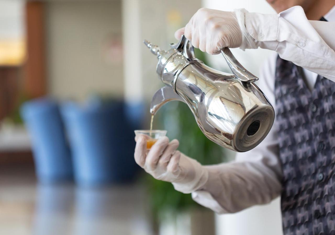 Holiday Suites Al Azizia Mekka Eksteriør billede Coffee being served in a traditional way.
