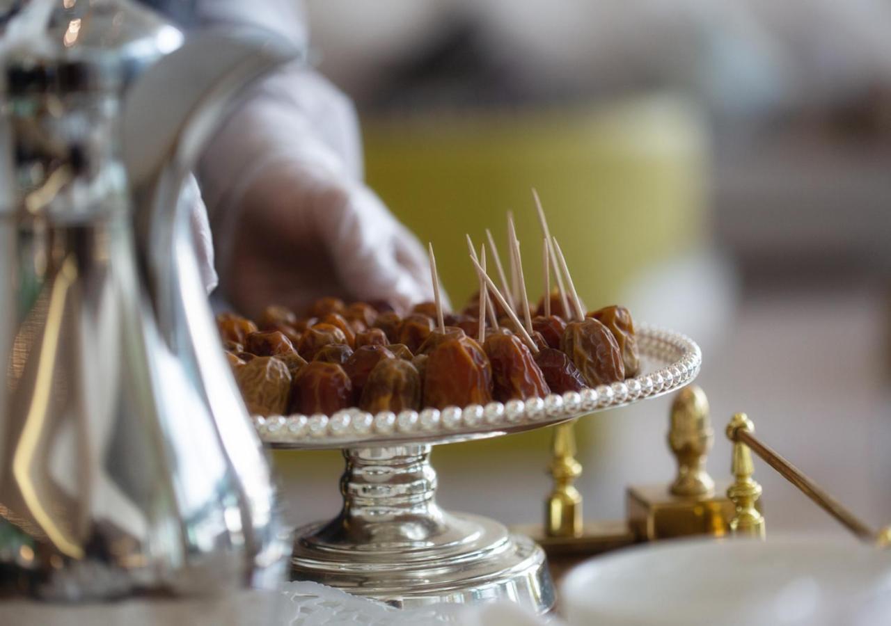 Holiday Suites Al Azizia Mekka Eksteriør billede Dates are a traditional food in the Middle East.