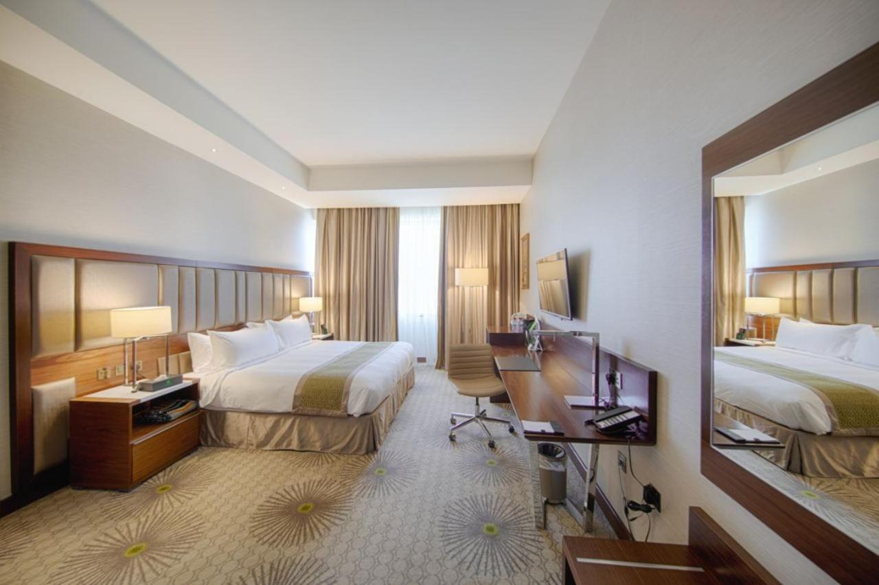 Holiday Suites Al Azizia Mekka Eksteriør billede A room at the hotel