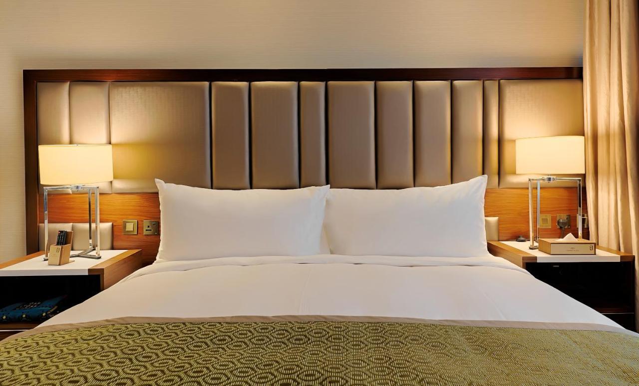 Holiday Suites Al Azizia Mekka Eksteriør billede A guest room at the hotel
