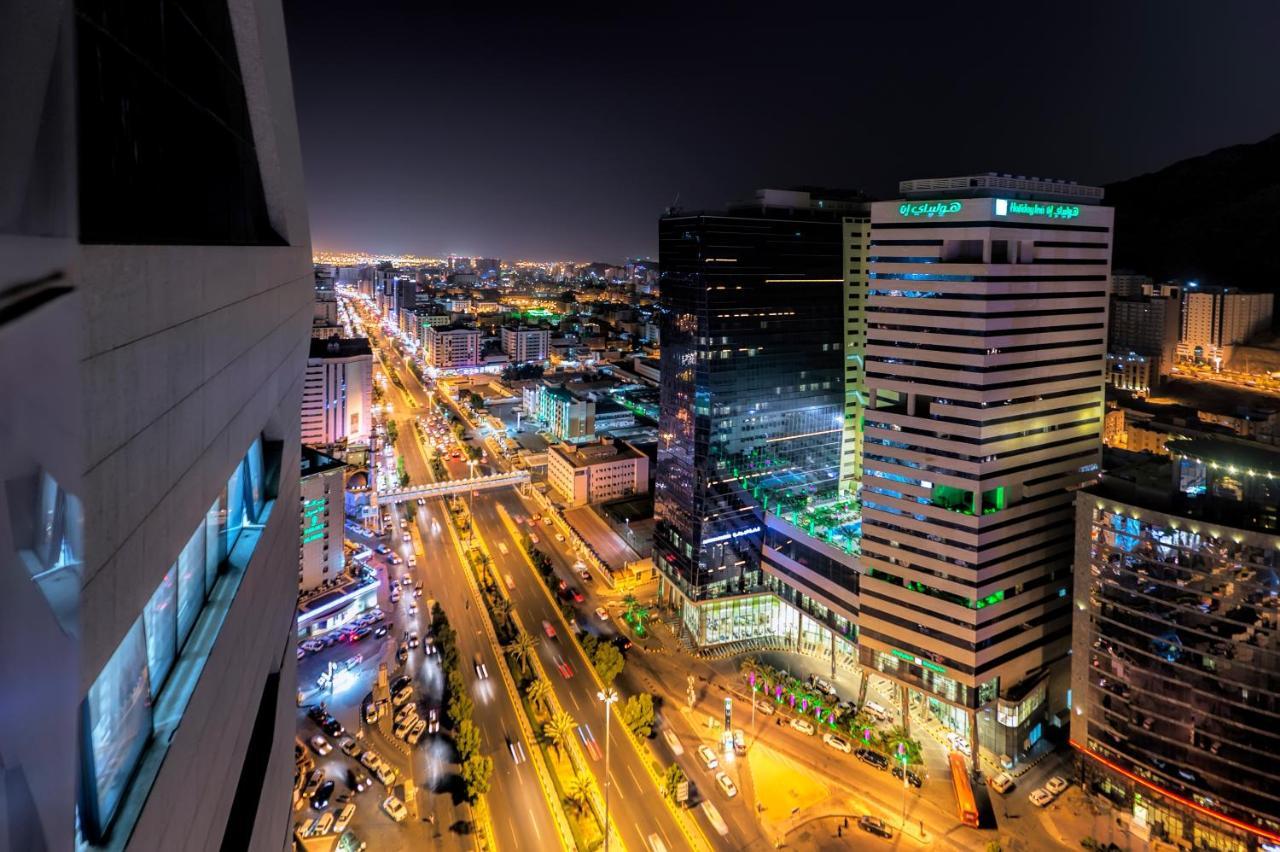 Holiday Suites Al Azizia Mekka Eksteriør billede The city of Karachi at night.