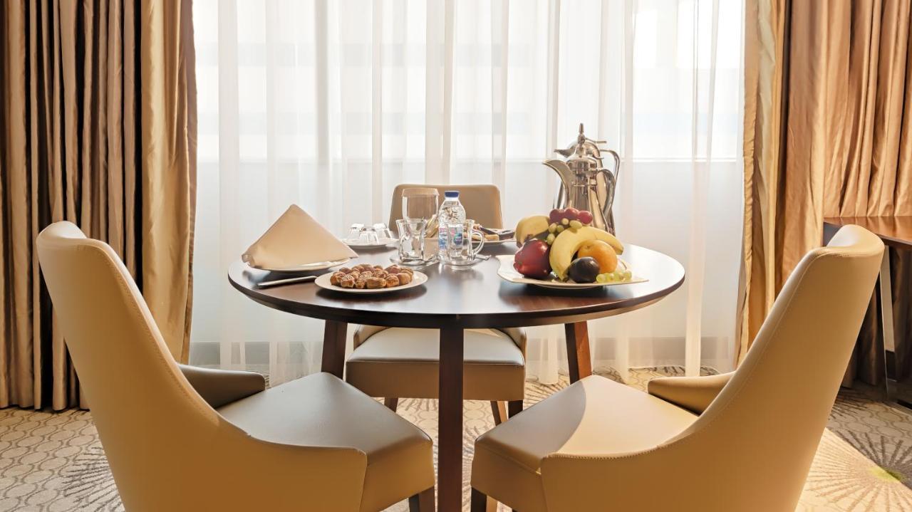 Holiday Suites Al Azizia Mekka Eksteriør billede Breakfast at the hotel