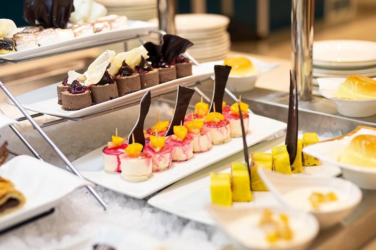 Holiday Suites Al Azizia Mekka Eksteriør billede A buffet at a luxury hotel