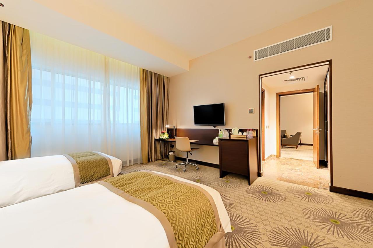 Holiday Suites Al Azizia Mekka Eksteriør billede A room at the hotel