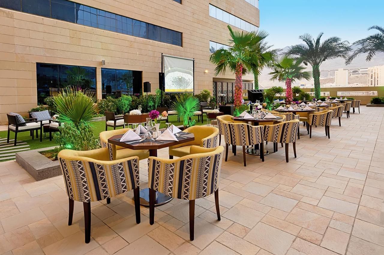 Holiday Suites Al Azizia Mekka Eksteriør billede The hotel's rooftop garden