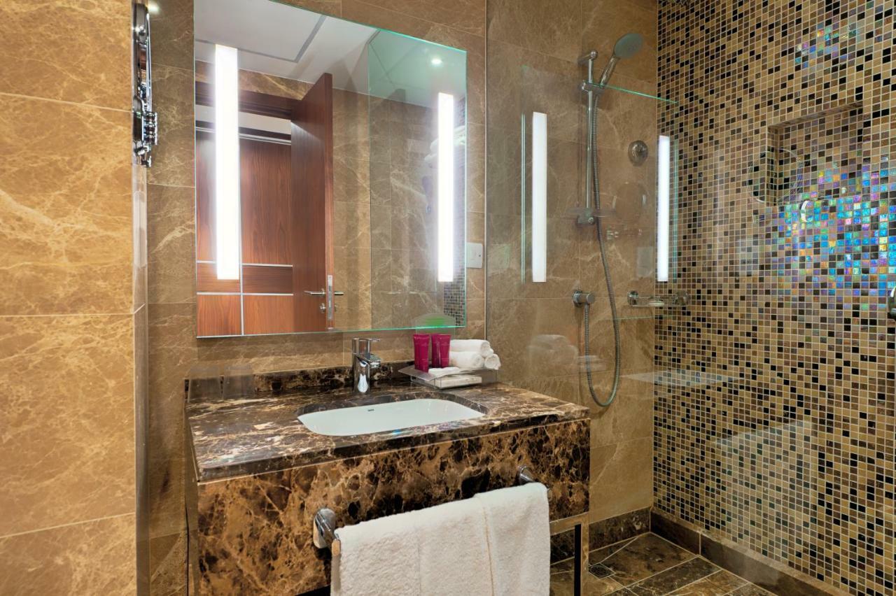 Holiday Suites Al Azizia Mekka Eksteriør billede A bathroom at the hotel