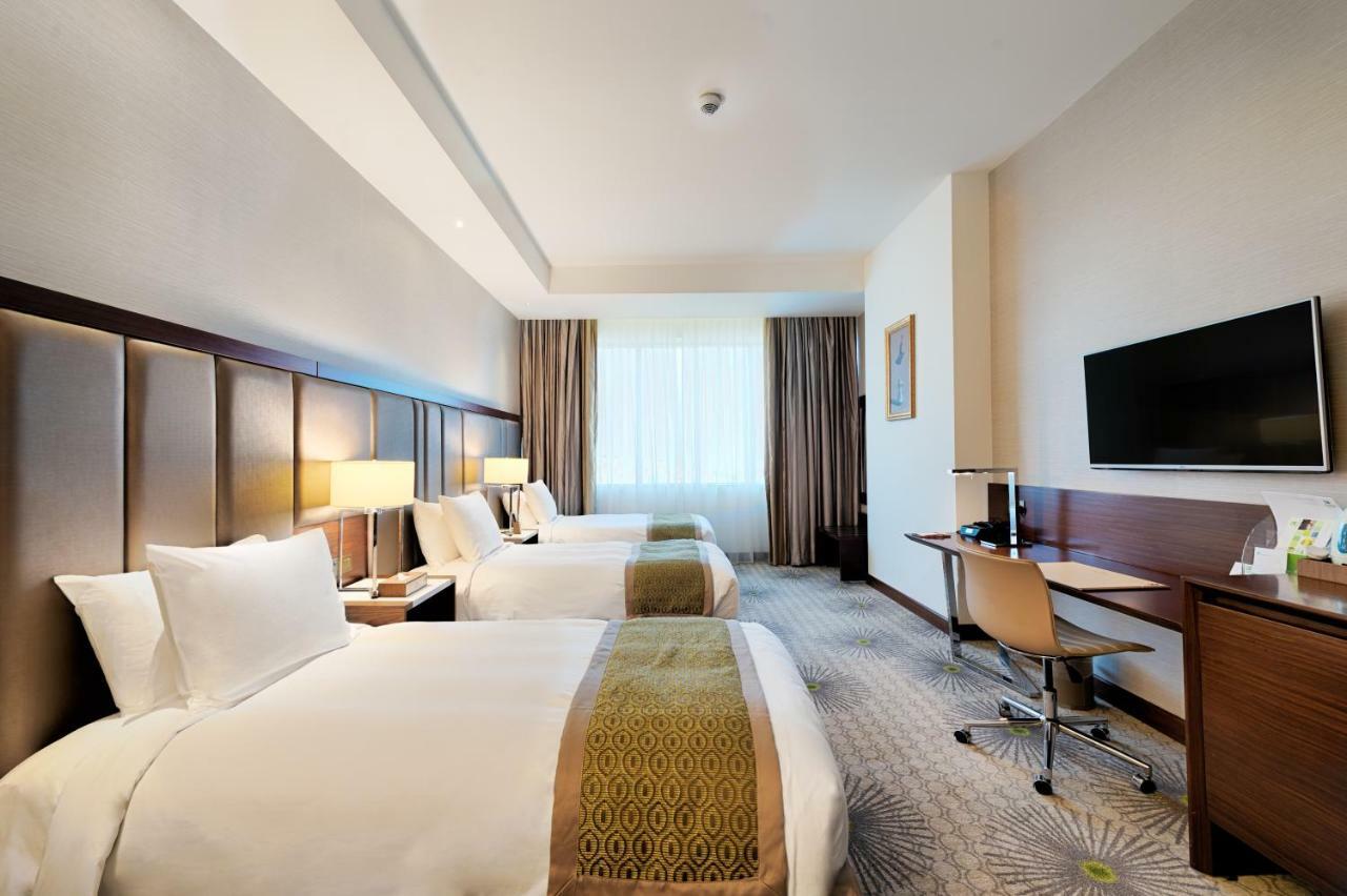 Holiday Suites Al Azizia Mekka Eksteriør billede A room at the hotel