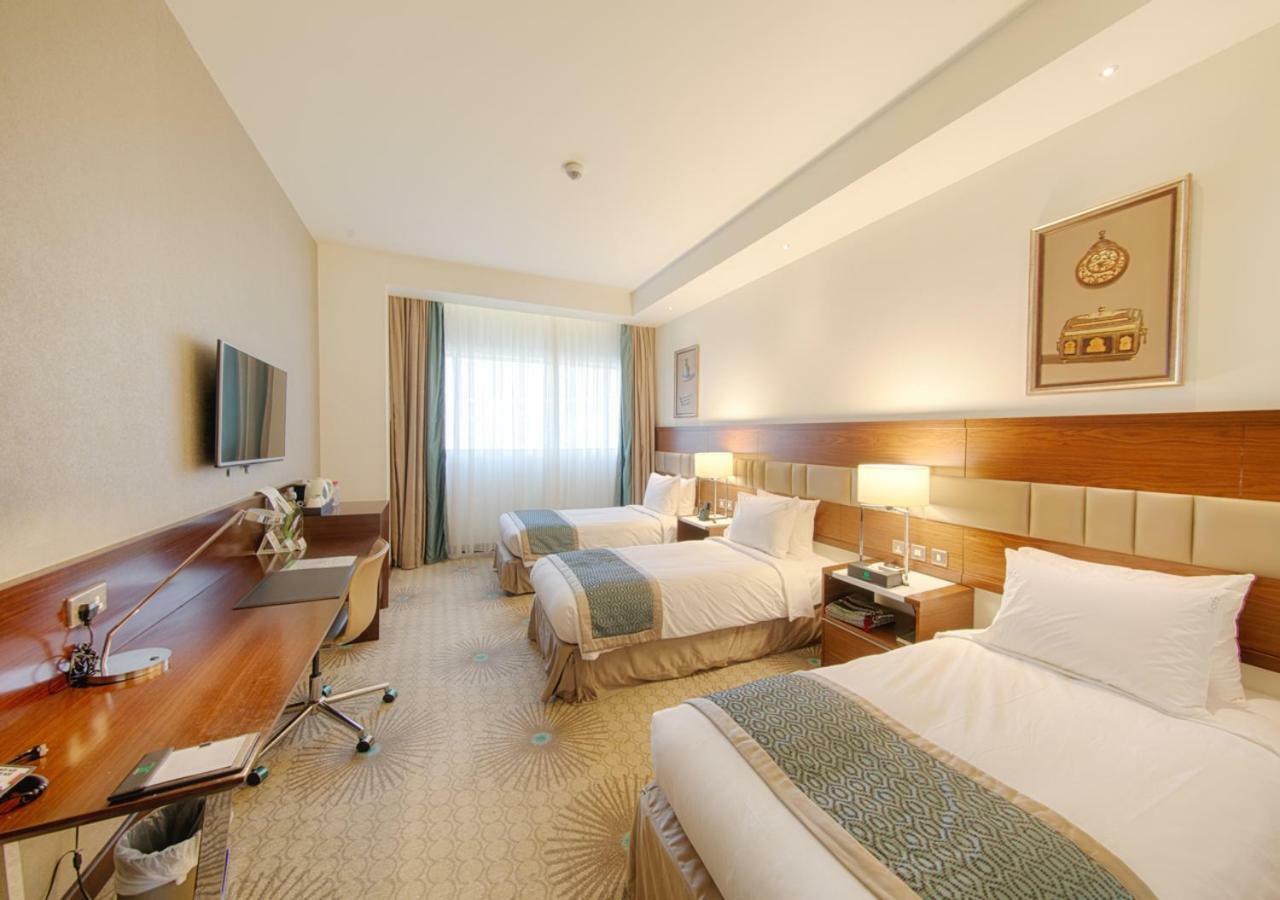 Holiday Suites Al Azizia Mekka Eksteriør billede A room at the hotel